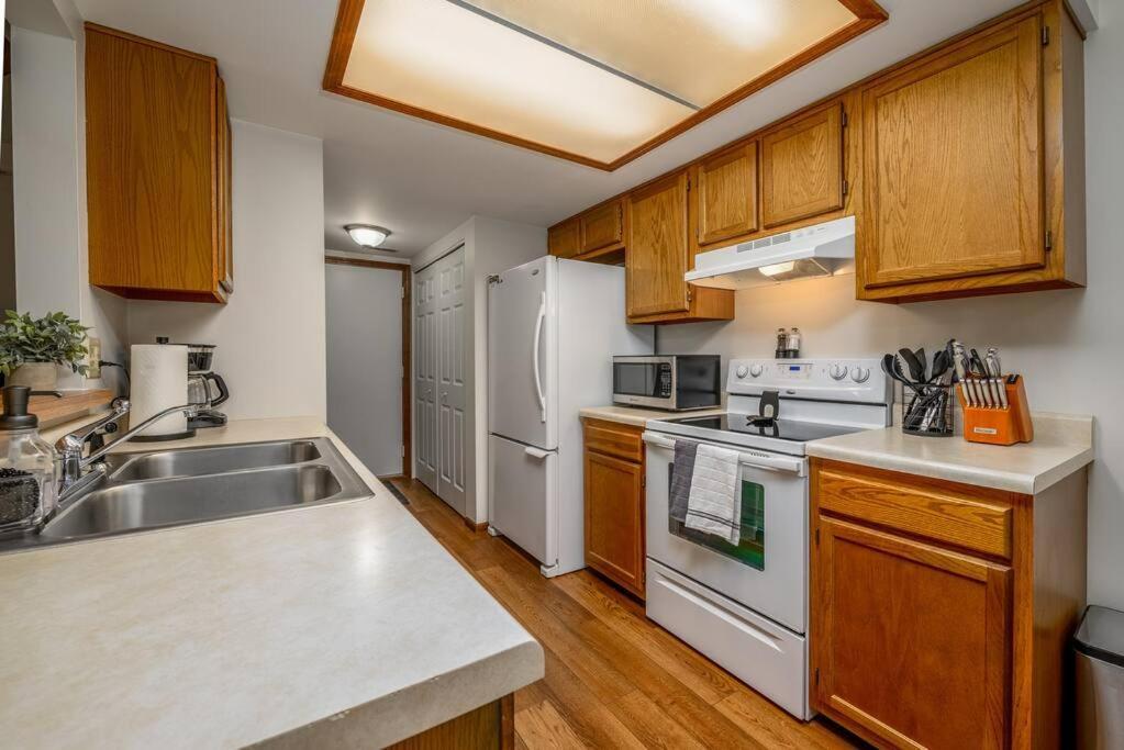 Family Friendly And Quite 2 Bedroom Condo Close To Fun フォートウェイン エクステリア 写真